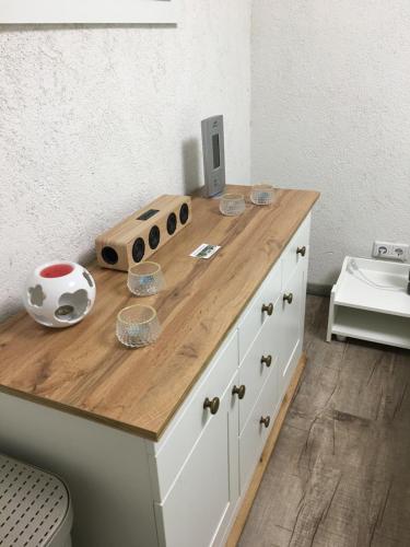 a wooden counter top in a room at Ferienhaus Wald und Seeidylle, nahe Badesee, Spreewald, Berlin in Groß Köris