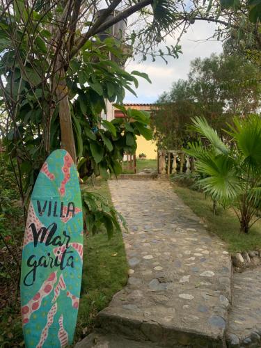 a skateboard leaning against a tree next to a path at Posada Villa Margarita in Los Naranjos