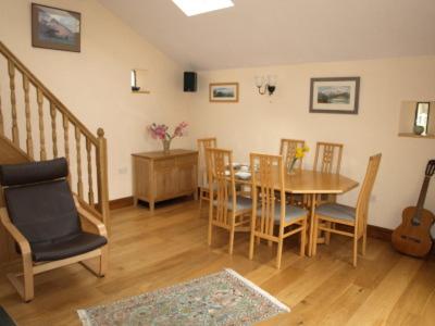 uma sala de jantar com mesa e cadeiras em Damson Ghyll B&B em Loweswater