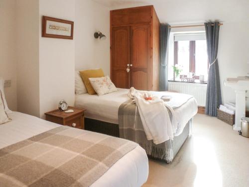 a hotel room with two beds and a window at Penty Rosen in Pentewan