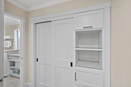 a white closet with a glass door in a bathroom at Silverado Napa Luxury 1 Bedroom in Napa
