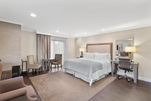 een hotelkamer met een bed, een bureau en stoelen bij Silverado Napa Luxury 1 Bedroom in Napa