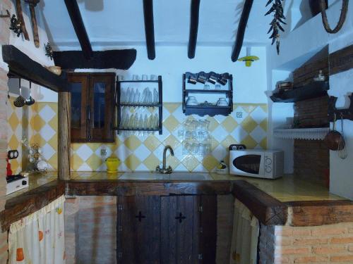 a kitchen with a counter top with a microwave at Posá la Cestería in Baños de la Encina