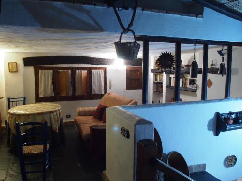 a living room with a couch and a table at Posá la Cestería in Baños de la Encina
