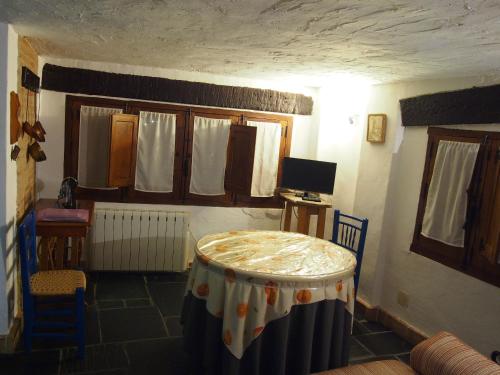 a room with a table with a table cloth on it at Posá la Cestería in Baños de la Encina