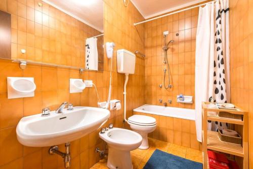 La salle de bains est pourvue d'un lavabo, de toilettes et d'une baignoire. dans l'établissement Apartment BOLOGNA City Center TRAIN STATION, à Bologne