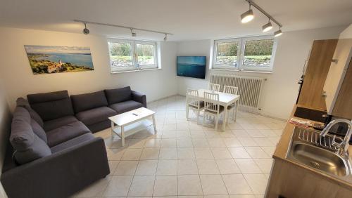 sala de estar con sofá y mesa en Komfortable & moderne Ferienwohnung in Markdorf - Familie Hildebrand, en Markdorf