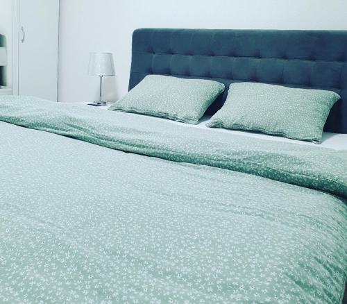 Ένα ή περισσότερα κρεβάτια σε δωμάτιο στο XENA apartment Gradiška