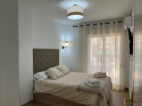 een slaapkamer met een bed met twee handdoeken erop bij Summer Breeze Tenerife, Palm-Mar in Palm-mar