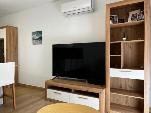 een woonkamer met een grote flatscreen-tv bij Summer Breeze Tenerife, Palm-Mar in Palm-mar