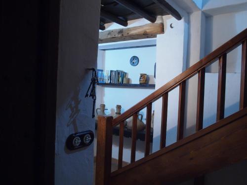 a stairway with a wooden railing and a window at Posá la Cestería in Baños de la Encina