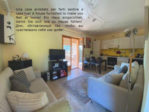 uma sala de estar com dois sofás e uma cozinha em Confidence house em Gardone Riviera