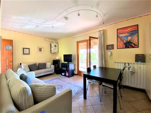 een woonkamer met een bank en een tafel bij Confidence house in Gardone Riviera