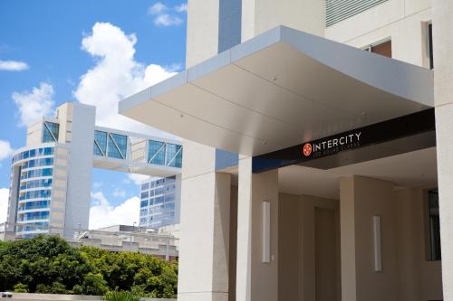 a hospital building with a sign in front of it at Intercity Brasilia Led Aguas Claras in Brasilia