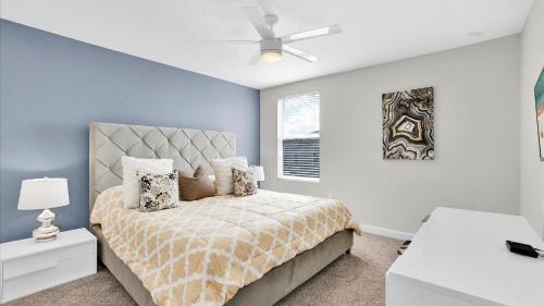 Schlafzimmer mit einem Bett und einem Deckenventilator in der Unterkunft Champions Gate Resort - 9 Bed 5 Baths VILLA in Davenport