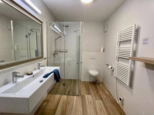 łazienka z umywalką, prysznicem i toaletą w obiekcie Urlaubsapartments Pfleger w mieście Hinterstoder