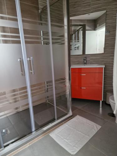 een badkamer met een douche en een rode kast bij La Teresita in Torrox Costa