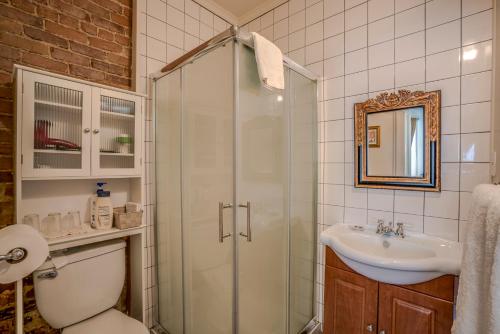 uma casa de banho com um chuveiro, um WC e um lavatório. em B&B Manoir Mon Calme em Cidade de Quebec