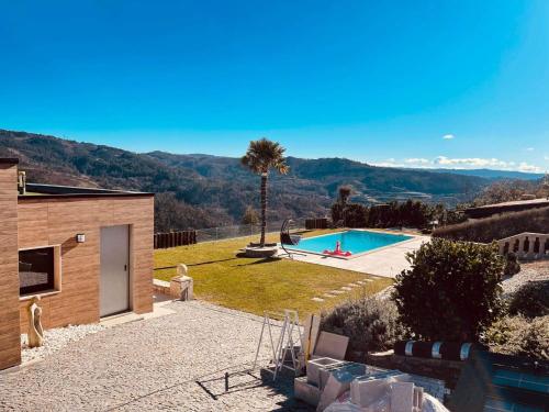 una casa con piscina en un patio en Casa Bella Vista, en Fafe