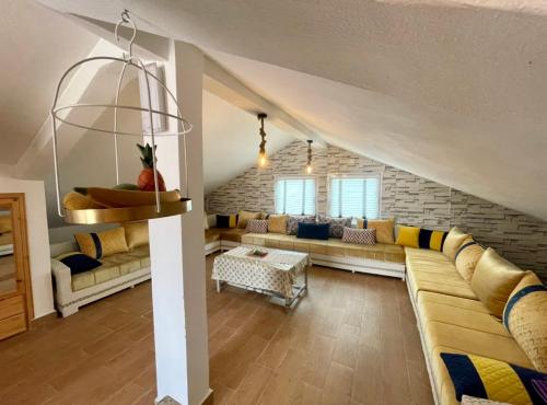 印摩澤魯德坎達的住宿－Cozy Studio Ain Soltane，带沙发和砖墙的客厅