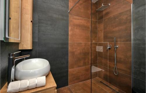 uma casa de banho com um chuveiro, um WC e um lavatório. em 4 Bedroom Amazing Home In Imotski em Imotski