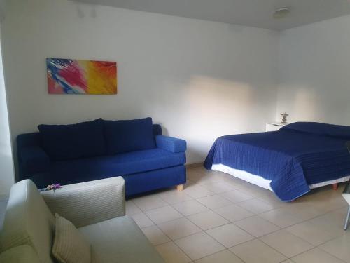 a living room with a bed and a couch at La Mary in Mendoza
