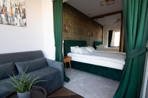 une chambre d'hôtel avec un lit et un canapé dans l'établissement Square 6, à Belgrade