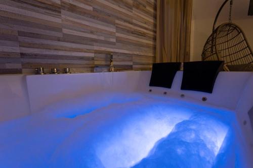 a room with a tub with the earth in it at Huellas de la Mancha in Burguillos de Toledo