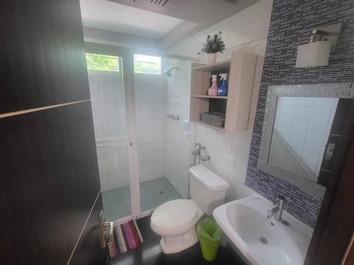 uma pequena casa de banho com WC e lavatório em R.504 Hermoso estudio, con cocina y baño privado. na Cidade do Panamá
