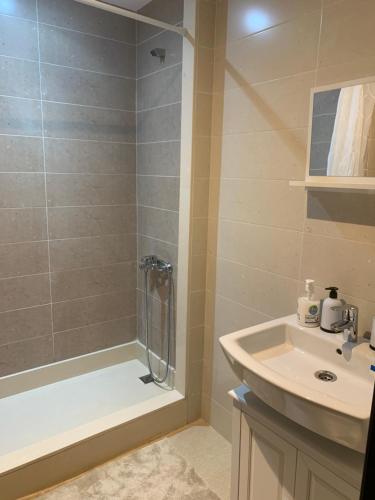 uma casa de banho com um chuveiro e um lavatório. em Appartement de standing Résidence Kariat Cabo em Cabo Negro