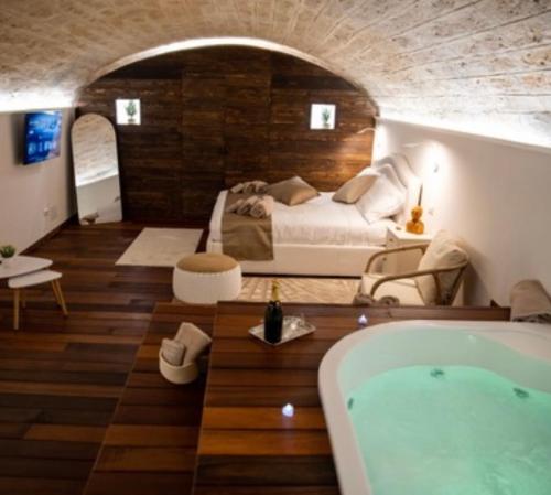 een slaapkamer met een bed en een bad bij LC Luxury Apartment in Bari
