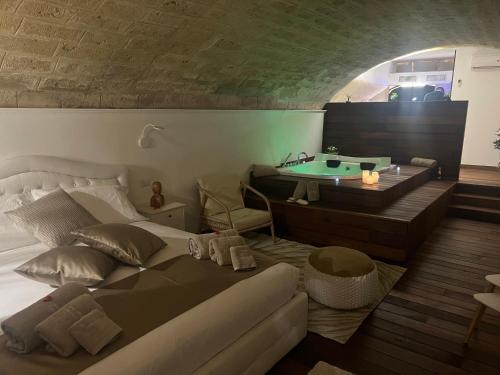 een slaapkamer met een groot bed en een bad bij LC Luxury Apartment in Bari