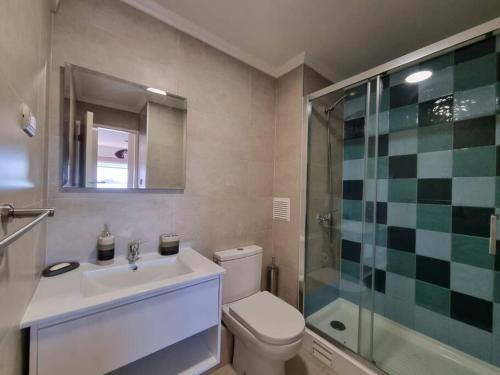 ein Bad mit einem WC, einem Waschbecken und einer Dusche in der Unterkunft Depto 2D+2B amoblado y equipado. in Los Ángeles