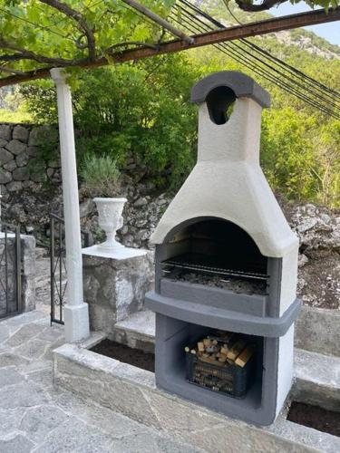 Kemudahan BBQ tersedia untuk tetamu di vila ini