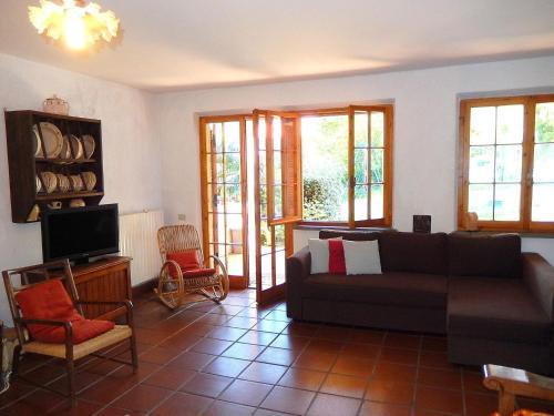 Spacious holiday home in Monteciccardo with solarium