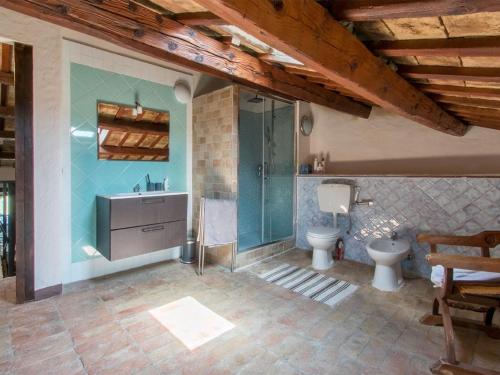 uma casa de banho com um WC, um chuveiro e um lavatório. em Belvilla by OYO Villa Due Pini Cavallino em Montecosaro