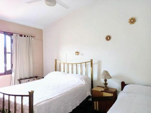 1 dormitorio con 2 camas y ventana en Hospedaje en Salta