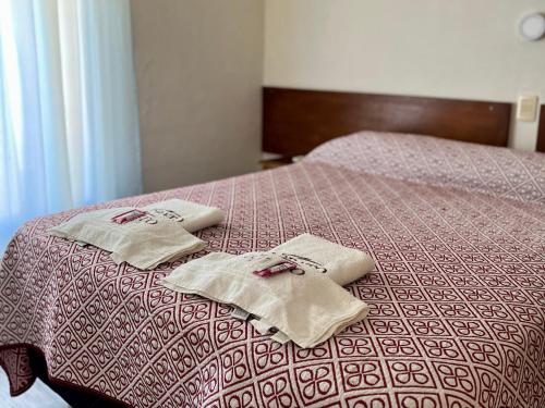 Ένα ή περισσότερα κρεβάτια σε δωμάτιο στο Hotel Lobato