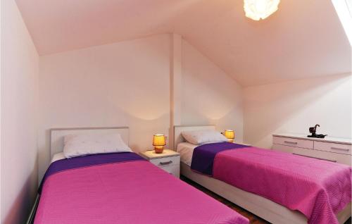twee bedden naast elkaar in een slaapkamer bij Cozy Home In Gorica With Outdoor Swimming Pool in Gorica