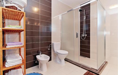 een badkamer met een toilet en een glazen douche bij Cozy Home In Gorica With Outdoor Swimming Pool in Gorica