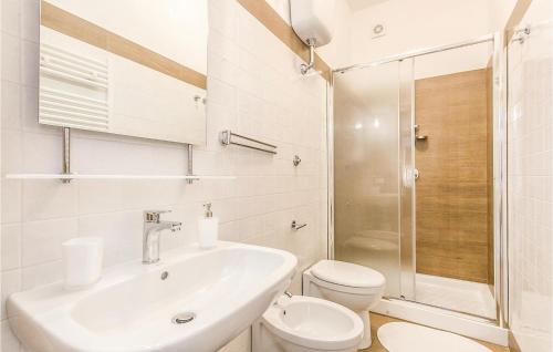 ein Bad mit einem Waschbecken, einem WC und einer Dusche in der Unterkunft Podere Matilde in Montebello