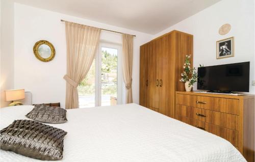 A bed or beds in a room at 5 Bedroom Cozy Home In Topolo