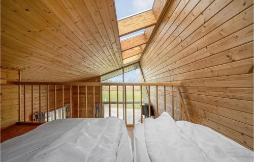1 dormitorio con paredes de madera y ventana grande en Pet Friendly Home In Fredericia With Wifi, en Fredericia