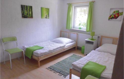 Zimmer mit 2 Betten, einem Stuhl und einem Fenster in der Unterkunft Amazing Home In Rubkow With 2 Bedrooms, Outdoor Swimming Pool And Wifi in Rubkow