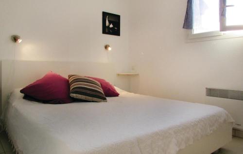セルヴィオーヌにあるBeautiful Home In Cervione With 1 Bedrooms, Outdoor Swimming Pool And Wifiのベッドルーム1室(枕2つ付)