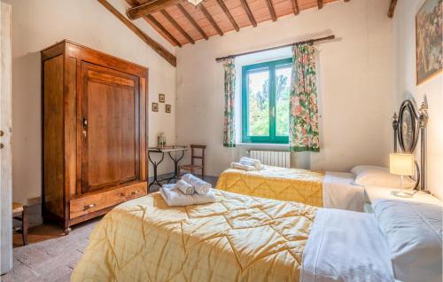 1 dormitorio con 2 camas y ventana en Il Maraldo en Schifanoia