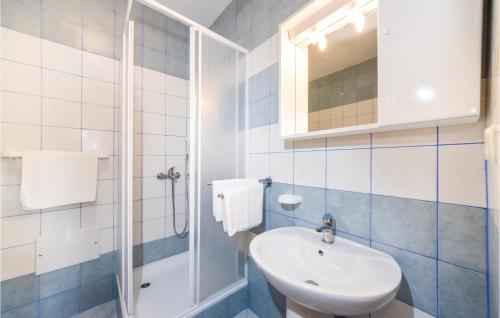 a bathroom with a toilet and a sink and a shower at Nice Home In Podgradina With 3 Bedrooms, Wifi And Outdoor Swimming Pool in Gradina