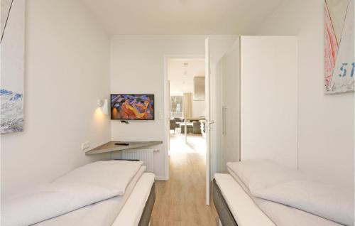 トラフェミュンデにあるDuenenvilla Dtr098 Egの白い壁の客室内のベッド2台