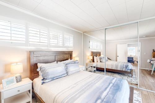 聖地牙哥的住宿－The Hangout Spot，一间卧室配有一张大床和镜子