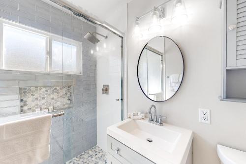 聖地牙哥的住宿－The Hangout Spot，白色的浴室设有水槽和镜子